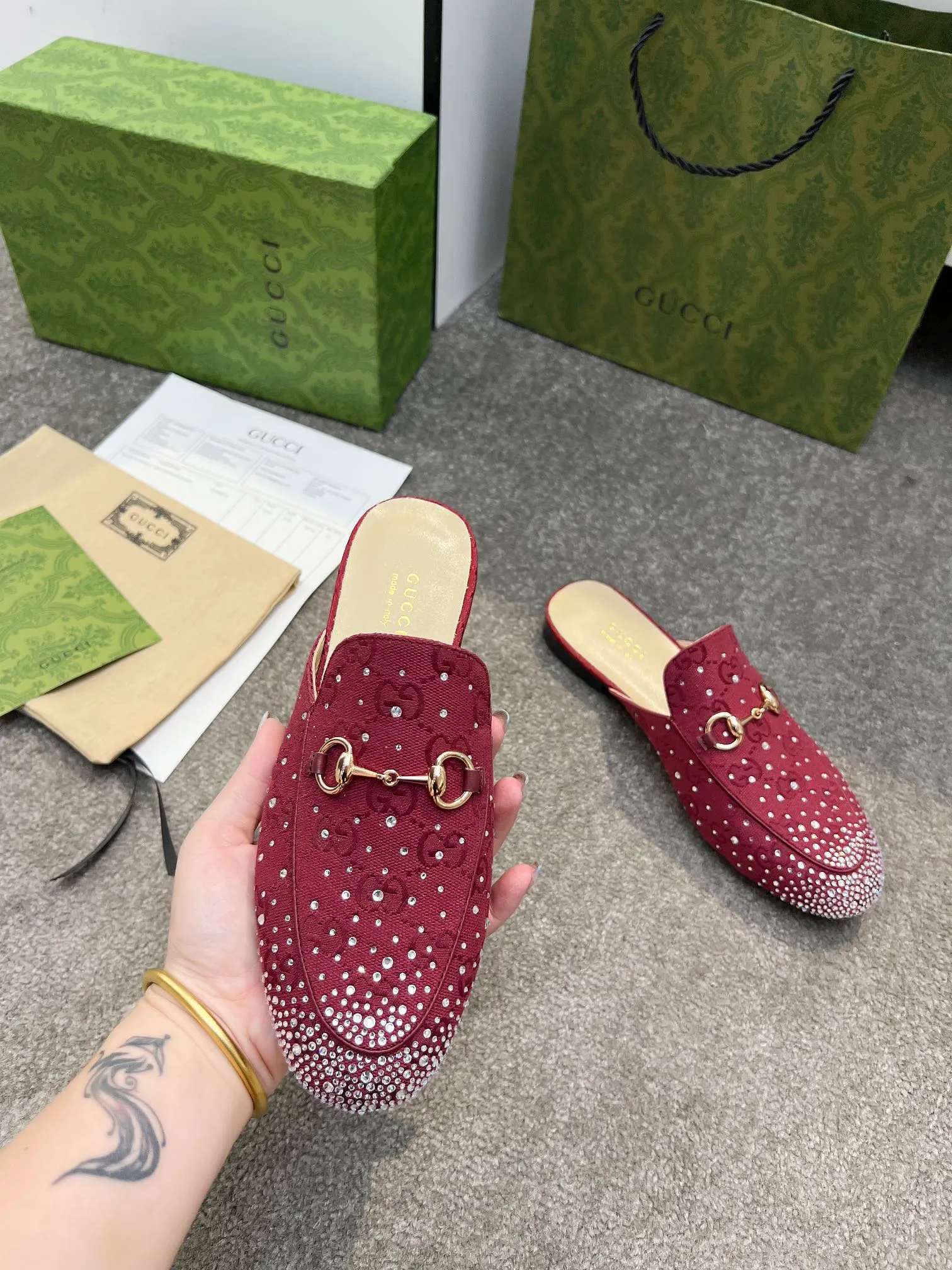 👟👟Ex-factory price 380👟👟 Genuine leather sole +50 Original quality guccisummer's latest limited edition slippers, top quality, purchased genuine development original special hot diamond process classic double G presbyopic inner sheepskin with Italian original board material and craftsmanship are the same as the original! Code number: 35-42,